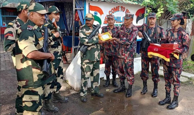 হিলিতে “বিজিবি দিবসে” বিএসএফকে মিষ্টি উপহার বিজিবি’র