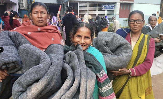 দিনাজপুরের দুস্থদের মাঝে শীত উপহার