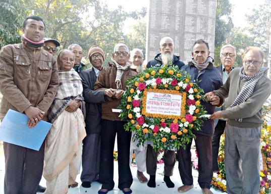 দিনাজপুর মুক্তিযোদ্ধা বহুমুখী কল্যাণ সমিতি ও মুক্তিযোদ্ধা পাঠগারের উদ্যোগে বীর শহীদদের প্রতি শ্রদ্ধাঞ্জলি অর্পণ