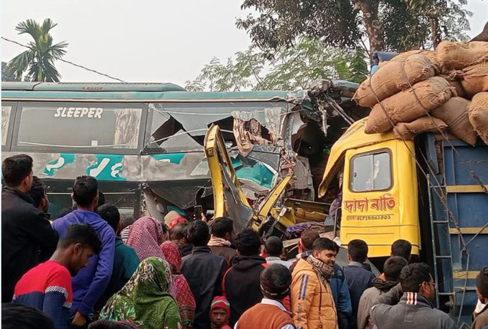 বীরগঞ্জে বাস ও ট্রাকের মুখোমুখি সংঘর্ষে দুই চালকসহ নিহত ৩, আহত ৩০