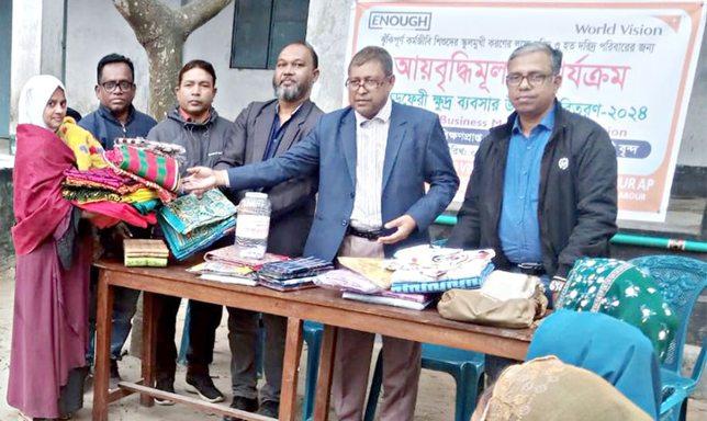 দিনাজপুরে ওয়ার্ল্ড ভিশন এর উদ্দ্যোগে ঝুঁকিপূর্ণ কর্মজীবি শিশুদের স্কুল মুখি করার লক্ষ্যে দরিদ্র পরিবারের ক্ষুদ্র ব্যবসায়ীদের মাঝে উপকরণ বিতরণ