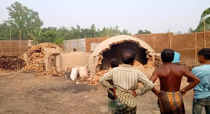 পলাশবাড়ীতে অবৈধ কয়লার কারখানা চুল্লি গুড়িয়ে দিলো প্রশাসন
