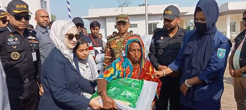 গাইবান্ধায় শীর্তাত মানুষের মাঝে নৌবাহিনী পরিবার কল্যাণ সংঘের শীতবস্ত্র বিতরণ