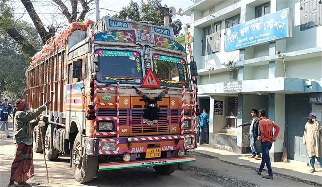 পৌনে এক ঘন্টা পর হিলি স্থলবন্দর দিয়ে আমদানি রফতানি শুরু