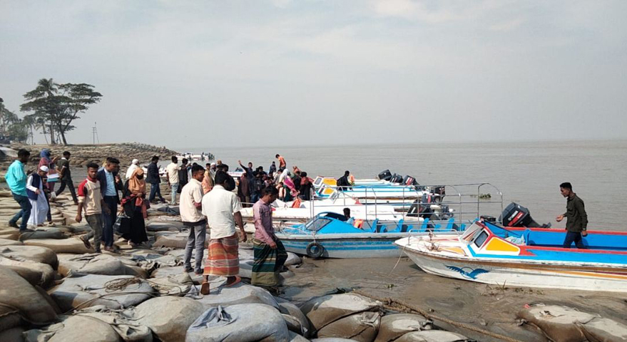 নোয়াখালীর হাতিয়ায় অতিরিক্ত যাত্রীবহন,দুই স্পীডবোটকে জরিমানা