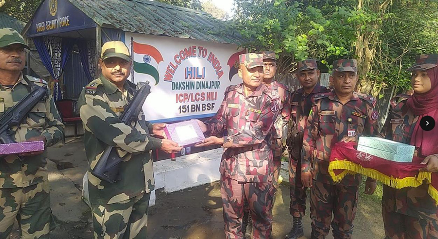 হিলিতে মিষ্টি উপহার দিয়ে বিএসএফকে বিজয়ের শুভেচ্ছা বিজিবির