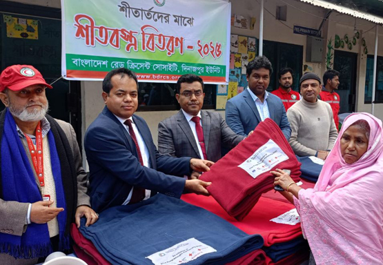 দিনাজপুরে রেডক্রিসেন্ট সোসাইটির উদ্যোগে অসহায় গরিব ও শীতার্ত মানুষের মাঝে শীতবস্ত্র তুলে দিলেন এডিসি জেনারেল নূর-এ-আলম