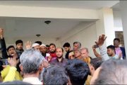 এসময় মহাসড়কের উভয়পাশে অসংখ্য যানবাহন আটকা পড়ে তিন কিলোমিটার এলাকাজুড়ে তীব্র যানজটের সৃষ্টি হয়। ফলে দূরপাল্লাগামী যাত্রীদের চরম দুর্ভোগ পোহাতে হয়।