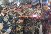 ভারতের প্রজাতন্ত্র দিবস উপলক্ষে হিলি সীমান্তে মিষ্টি বিনিময় করলো বিজিবি-বিএসএফ