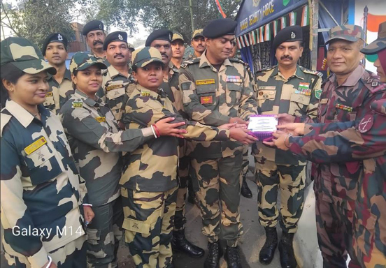 ভারতের প্রজাতন্ত্র দিবস উপলক্ষে হিলি সীমান্তে মিষ্টি বিনিময় করলো বিজিবি-বিএসএফ
