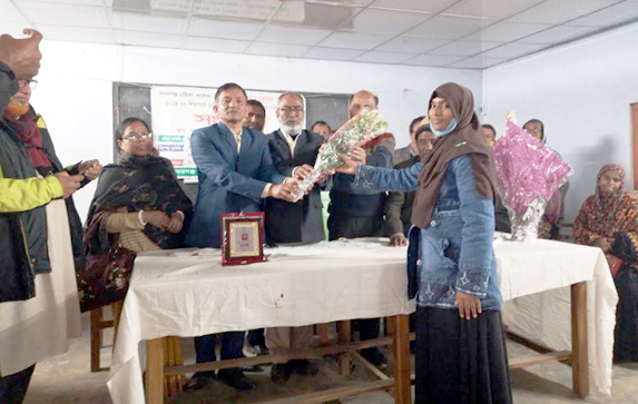 বদরগঞ্জ মহিলা ডিগ্রি কলেজের মেধাবি শিক্ষার্থী জেবিন সুলতানাকে সংবর্ধনা