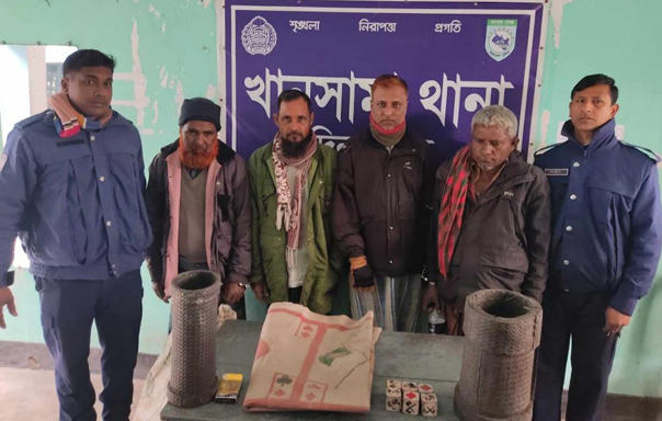 জুয়ার আসর থেকে ইউপি সদস্যসহ আটক ৪