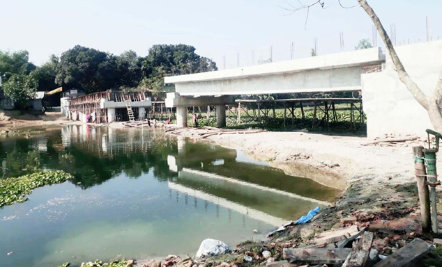 খানসামায় ইছামতি নদীর ওপর ৫ বছরেও শেষ হয়নি সেতুর নির্মাণ কাজ