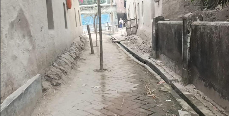 আদমদীঘিতে গাড়ি চলাচলের রাস্তা বন্ধ করলেন আওয়ামী লীগ নেতা 