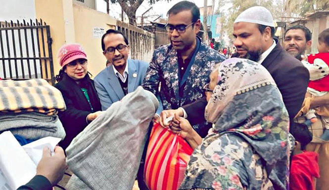 দিনাজপুরে বেকার হয়ে পড়া ক্ষুদ্র চা দোকানদারদের মাঝে সাবেক কাউন্সিলর রেহাতুল ইসলাম খোকা’র খাদ্য ও কম্বল বিতরণ