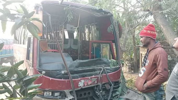 দিনাজপুরে যাত্রীবাহী কোচের ধাক্কায় অটোচালক নিহত, আহত দুই অটোযা্ত্রী