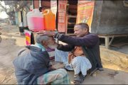 ৩৭ বছর ধরে পিঁড়িতে বসে চুল কাটেন দিনেশ শর্মা