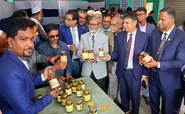 দেশে প্রথমবারের মতো বগুড়ায় মধুর হাটের উদ্বোধন