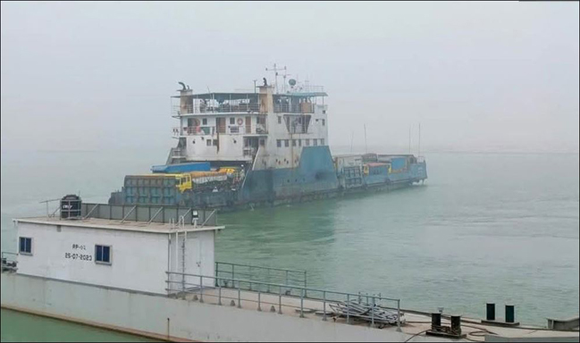 ঘন কুয়াশায় দৌলতদিয়া-পাটুরিয়ায় ফেরি চলাচল বন্ধ