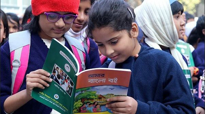 চিরিরবন্দরে ক্লাস শুরু হলেও নতুন বই পায়নি অনেক শিক্ষার্থী