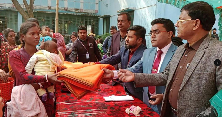 দিনাজপুরে ৭ শতাধিক মানুষের মাঝে গরম কাপড় বিতরণ