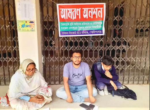 গোবিন্দগঞ্জে বাপ-দাদা’র সম্পত্তি ফিরে পেতে আমরণ অনশনে বসেছেন বৈষম্যবিরোধী ছাত্র আন্দোলনের নেতা