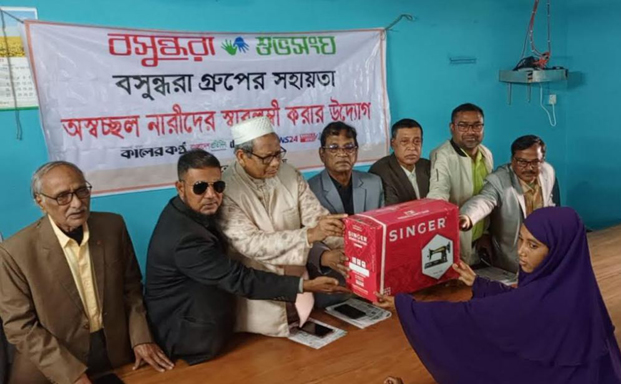 সারিয়াকান্দিতে বিধবা নারীদের মাঝে সেলাইমেশিন বিতরণ