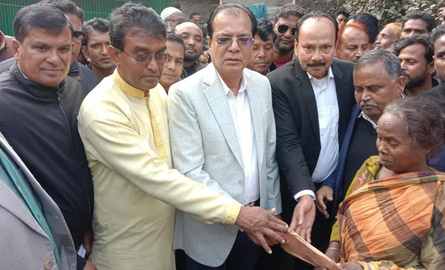 বিএনপি নেতা আসাদুল হাবিব দুলু’র গোবিন্দগঞ্জের আদিবাসী পল্লীর অগ্নিসংযোগে ক্ষতিগ্রস্থ ঘরবাড়ী পরিদর্শন ও ক্ষতিগ্রস্থ পরিবারকে আর্থিক সহায়তা প্রদান