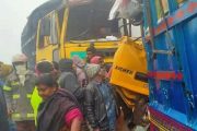 বগুড়ায় ঘন কুয়াশায় দুই ট্রাকের মুখোমুখি সংঘর্ষে হেলপার নিহত
