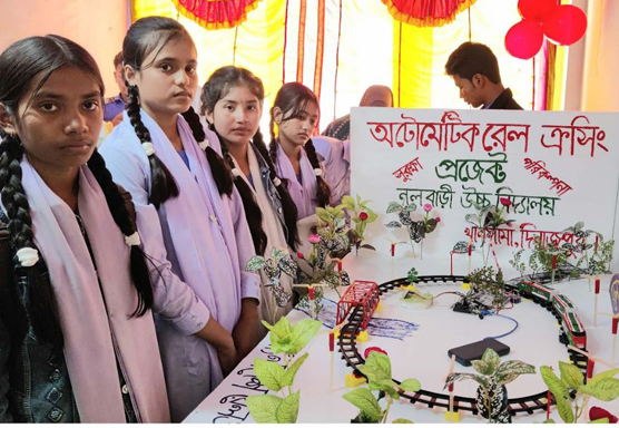 খানসামায় অরক্ষিত রেলক্রসিংয়ে মৃত্যুরোধে স্কুল শিক্ষার্থী ক্ষুদে বিজ্ঞানীদের 'সুরক্ষা প্রজেক্ট' প্রদর্শন