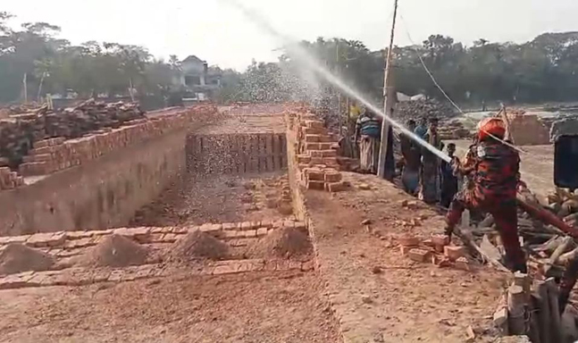 মনপুরায় অবৈধ ইটভাটায় আড়াই লাখ টাকা জরিমানা ও কার্যক্রম বন্ধের নির্দেষ