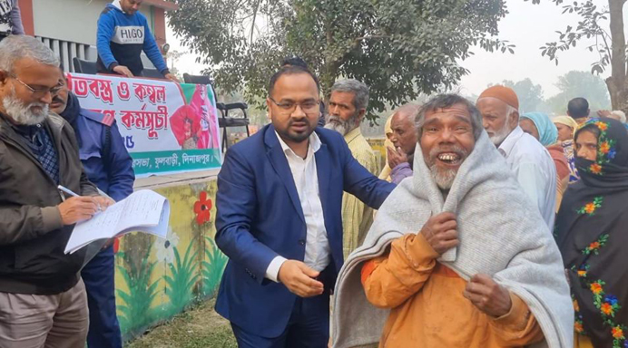 ফুলবাড়ী পৌরসভার উদ্যোগে দুস্থ শীতার্তদের মাঝে কম্বল বিতরণ