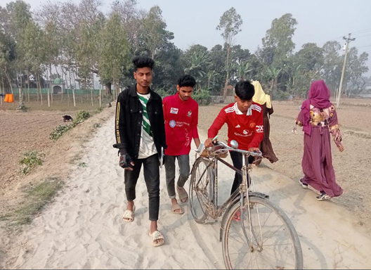 ধুনটে সড়কের কাজ ফেলে ঠিকাদার উধাও, ভোগান্তিতে স্কুল ছাত্র-ছাত্রীসহ এলাকাবাসী