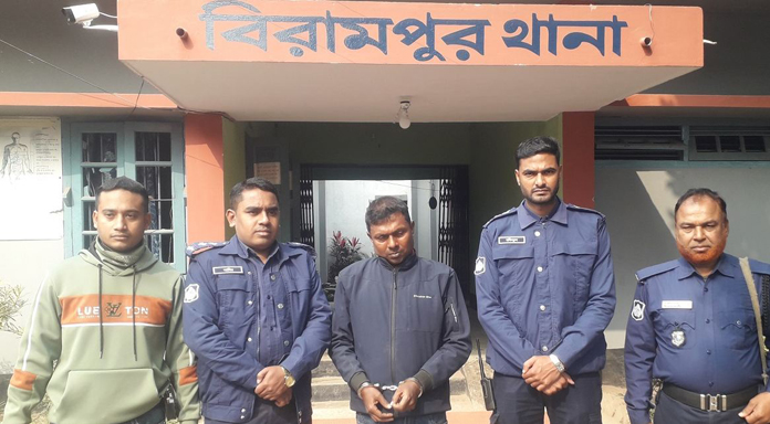 বিরামপুরে ১২ স্বর্ণের বারসহ একজন আটক