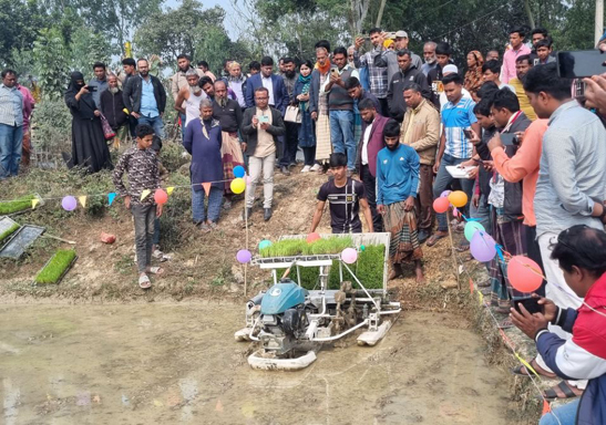 ফুলবাড়ীতে রাইস ট্রান্সপ্লান্টার যন্ত্রের মাধ্যমে বোরো চারা রোপণ কার্যক্রমের উদ্বোধন
