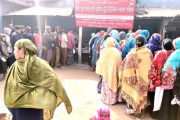 হিলিতে ওএমএসের চাল নিতে দীর্ঘ লাইন স্বল্পমূল্য চাল কিনতে পেরে খুশি নিন্মআয়ের মানুষরা