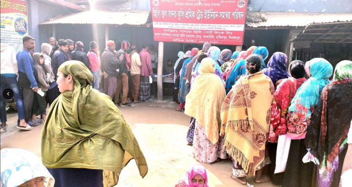 হিলিতে ওএমএসের চাল নিতে দীর্ঘ লাইন স্বল্পমূল্য চাল কিনতে পেরে খুশি নিন্মআয়ের মানুষরা