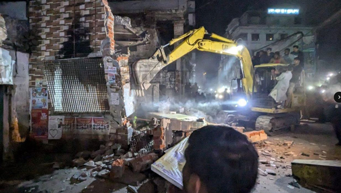 বগুড়ায় ভেকু দিয়ে গুঁড়িয়ে দেওয়া হলো জেলা আ’লীগ কার্যালয়