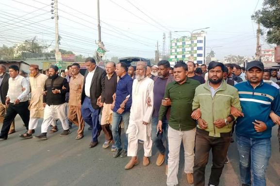 ফুলবাড়ীতে বিএনপির মিছিলে ককটেল হামলার প্রতিবাদে ফুলবাড়ীতে বিক্ষোভ মিছিল