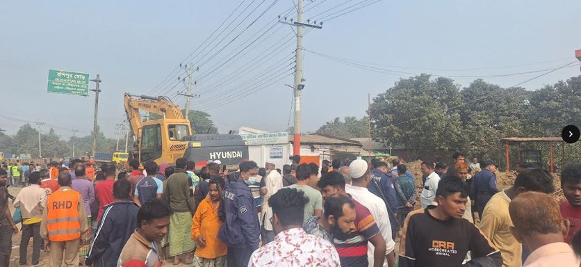 সান্তাহারে সওজের অবৈধ স্থাপনা উচ্ছেদ 