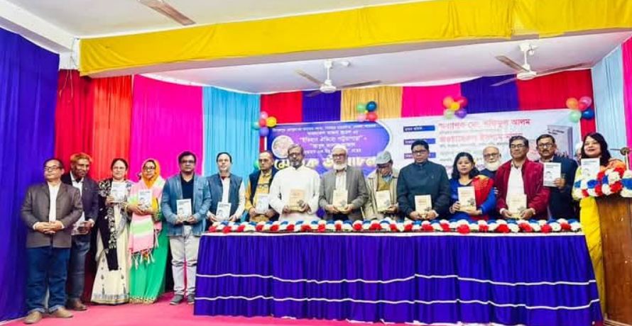 দিনাজপুরে ইতিহাস ঐতিহ্যে পাটুয়াপাড়া ও আবুল কালাম আজাদ যুদ্ধাহত এক বীর মুক্তিযোদ্ধা গ্রন্থের মোড়ক উন্মোচন