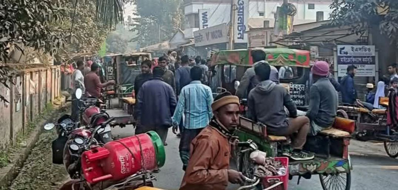 আক্কেলপুরে বাসের চাকায় পিষ্ট হয়ে যাত্রীর মৃত্যু