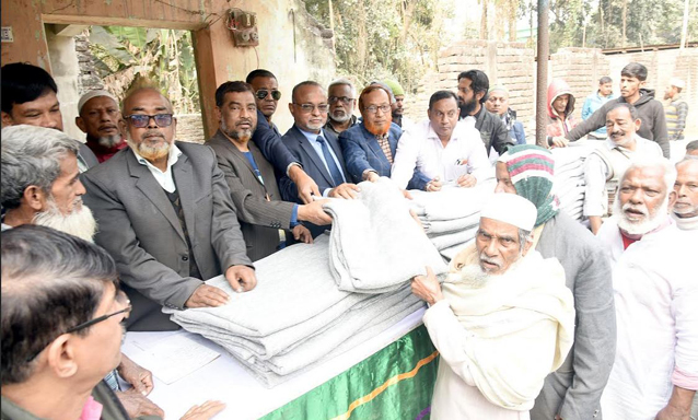 দিনাজপুর পৌর ৫নং ওয়ার্ড বিএনপি’র উদ্যোগে দুস্থ শীতার্তদের মাঝে শীতবস্ত্র বিতরণ