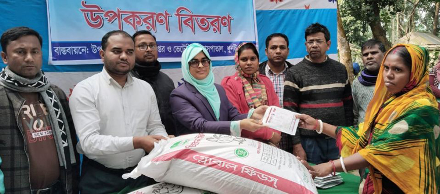 ধুনটে ক্ষৃদ্র-নৃগোষ্ঠির সুফলভোগীরা পেলেন মুরগীর খাবার