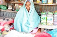 কম্বল পেয়ে বিধবা মালেকা বেজায় খুশি