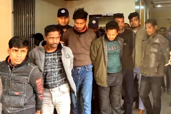 বগুড়ায় ফেলে যাওয়া জুতার সূত্র ধরে দুর্ধর্ষ ৭ ডাকাত গ্রেপ্তার, মালামাল উদ্ধার