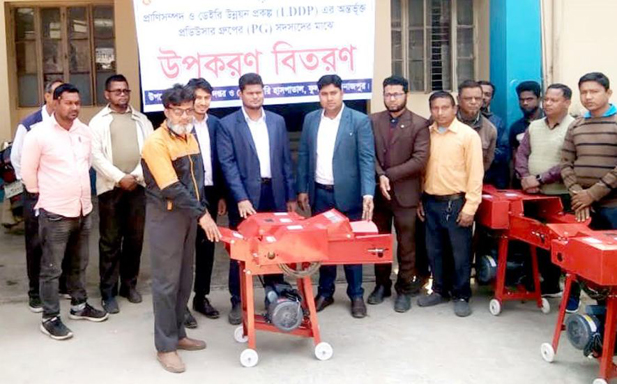 ফুলবাড়ীতে দুগ্ধ উৎপাদনকারীদের মাঝে বিনামুল্যে ঘাস কাটা মেশিন বিতরণ