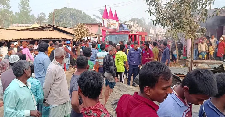 হিলিতে বৈদ্যুতিক শর্ট সার্কিটে আগুন ৫টি দোকানের অর্ধ কোটি টাকা মালামাল পুড়ে ছাই