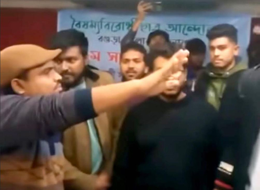 বগুড়ায় বিক্ষুদ্ধ শিক্ষার্থীদের তোপের মুখে জেলা কমিটি সাত দিনের জন্য স্থগিত : কেন্দ্রীয় সমন্বয়কদের ভুয়া ভুয়া বলে স্লোগান