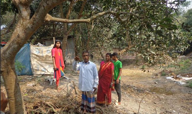 ফুলবাড়ীর চাঁদপাড়া গ্রামে দীর্ঘ ১৮ বছর ধরে একটি পরিবারের যাতায়াতের রাস্তা বন্ধ করে দিয়েছে প্রতিপক্ষরা